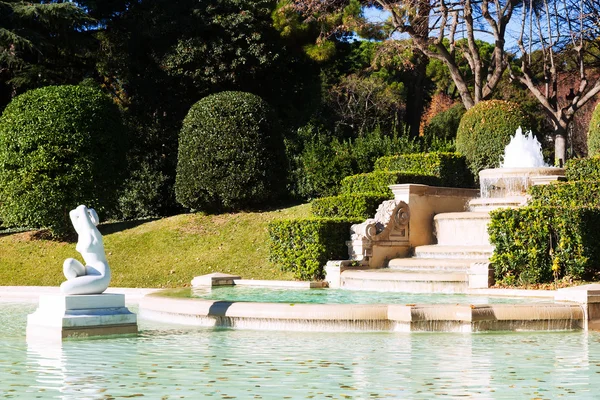 Fuente en Parque de Pedralbes Palacio Real — Foto de Stock