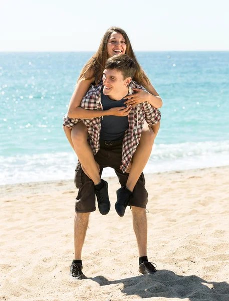 Mann und Frau an der Küste — Stockfoto