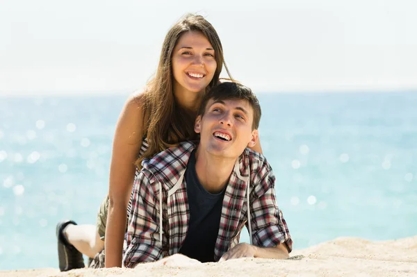 Menina e seu namorado sorrindo — Fotografia de Stock