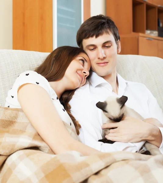 Loving young couple with kitten — Stock Photo, Image
