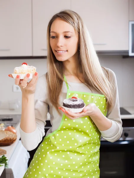 Mujer rubia en delantal con pasteles —  Fotos de Stock