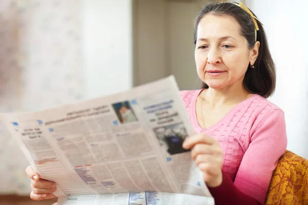 Serious  woman reading newspaper — Stock Photo, Image