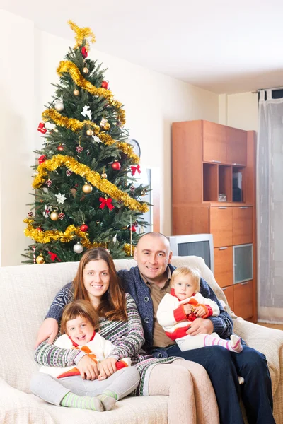 Familia en el sofá en Navidad —  Fotos de Stock