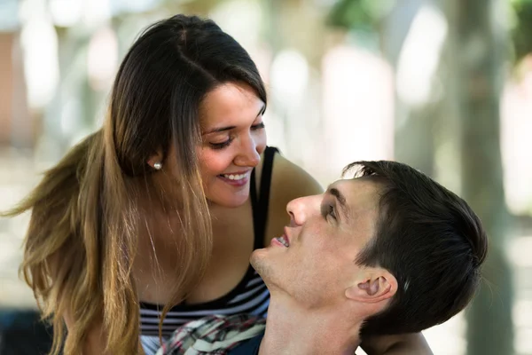 Feliz jovem casal ao ar livre — Fotografia de Stock