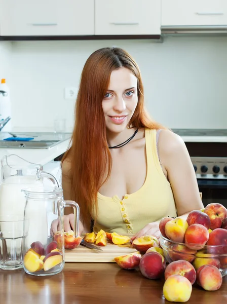 Uzun saçlı kadın içecekler pişirme — Stok fotoğraf