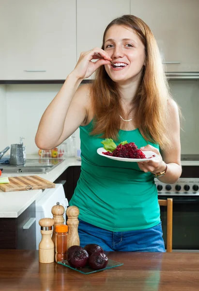 Mulher comum feliz comendo beterraba — Fotografia de Stock