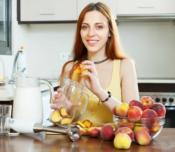 Girl cooking  beverages with electric blender — Stock Photo, Image