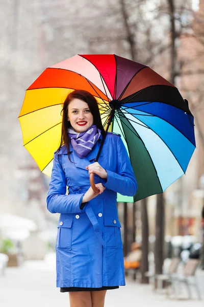 Mädchen im Mantel mit Regenschirm — Stockfoto