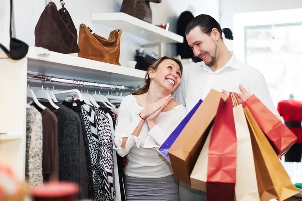 Coppia che sceglie vestiti al mercato della moda — Foto Stock