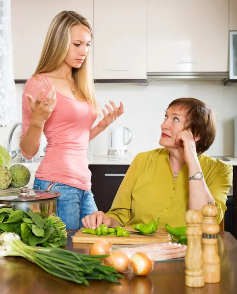 Mother and  daughter  after quarrel — Stock Photo, Image