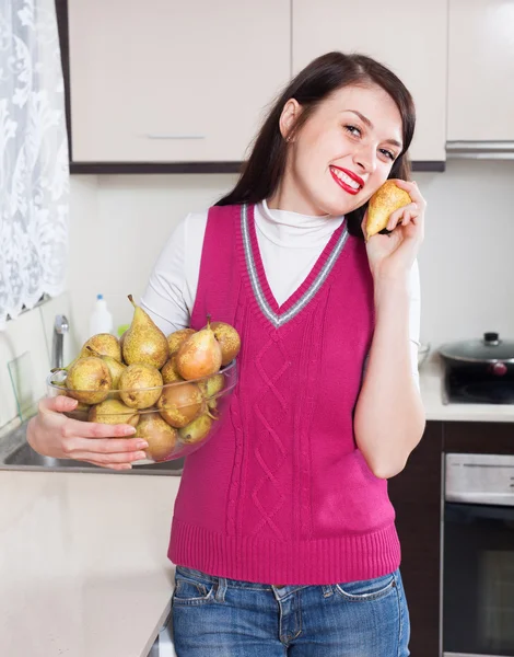 Chica feliz sosteniendo montón de peras —  Fotos de Stock