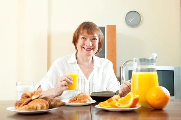 Gammal kvinna som äter frukost — Stockfoto