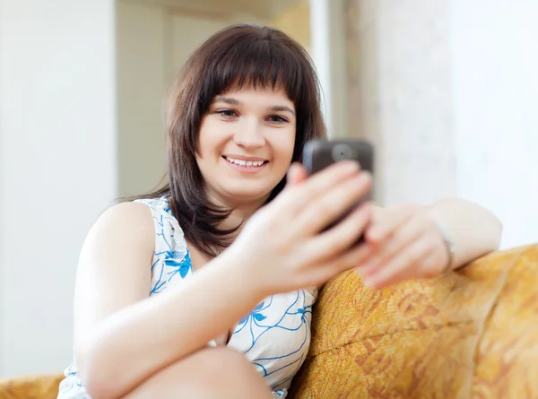 Gewone vrouw verzendt sms — Stockfoto