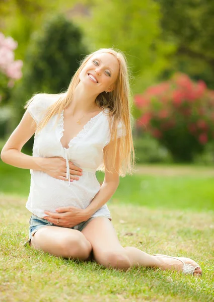 Ευτυχής έγκυος γυναίκα σε πράσινο λιβάδι — 图库照片