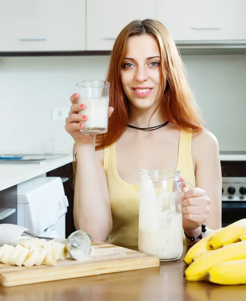 Flickan dricka färsk mjölk shake — Stockfoto
