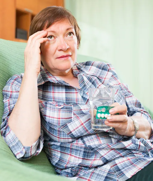 Senior woman holding medicine — Stock Photo, Image