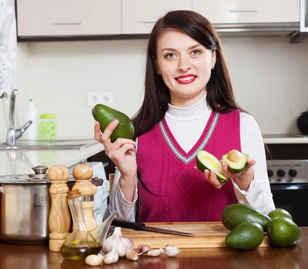 Huisvrouw met avocado — Stockfoto