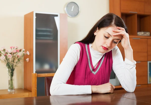 Weint einsame brünette Frau — Stockfoto