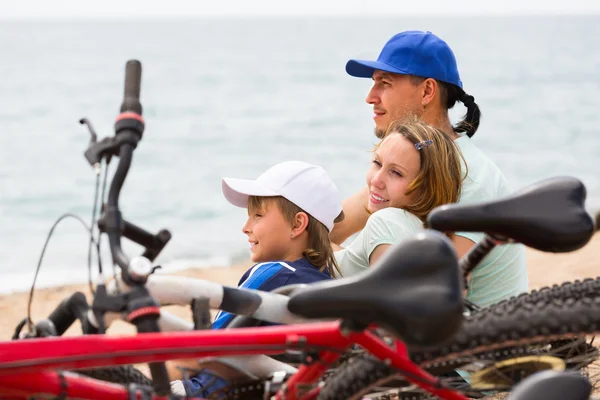 Pais e filho com bicicletas — Fotografia de Stock