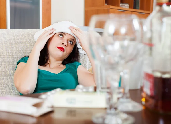 Lijden vrouw met hoofdpijn — Stockfoto