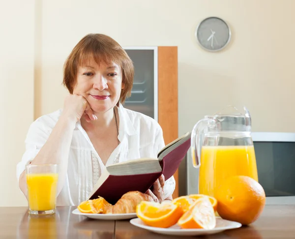 Зрелая женщина во время завтрака — стоковое фото