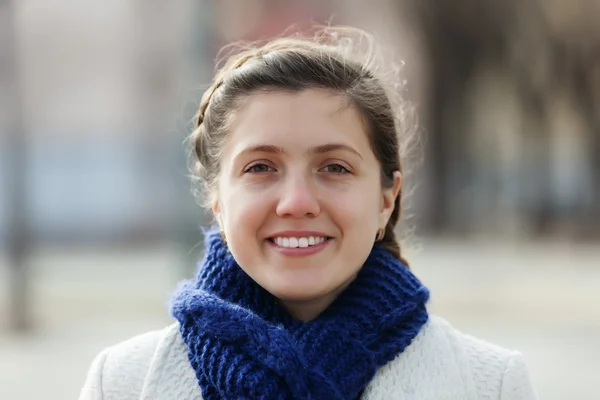 Fille à la rue de la ville en automne — Photo