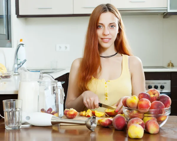 Длинноволосая девушка в желтой кухне — стоковое фото