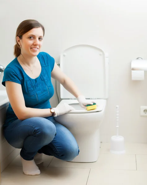 Vrouw schoonmaak badkamer — Stockfoto