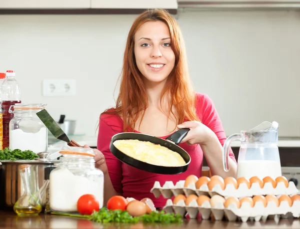 Donna con uova strapazzate cotte — Foto Stock