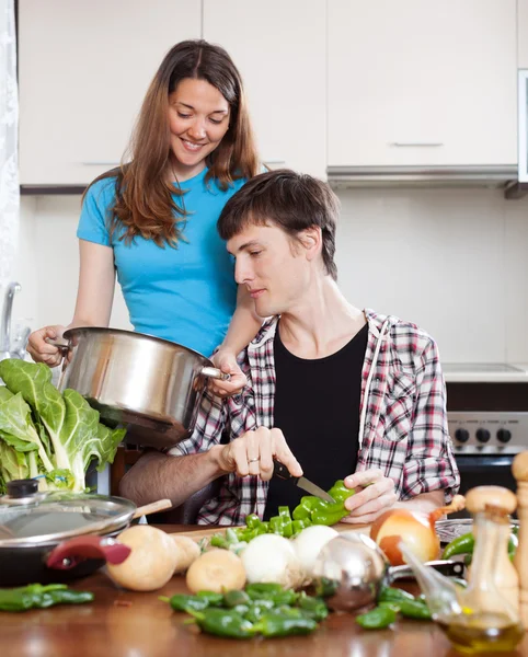 Mladý muž a žena, vaření — Stock fotografie