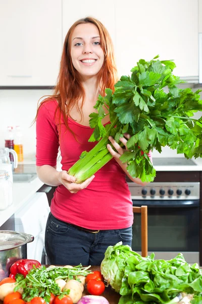 Flicka med grönsaker och gröna — Stockfoto