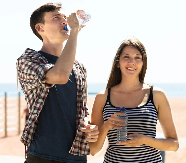 Travelers drinking cold water — Stock Photo, Image