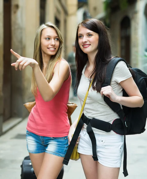 Two beautiful girls with luggage — Stock Photo, Image