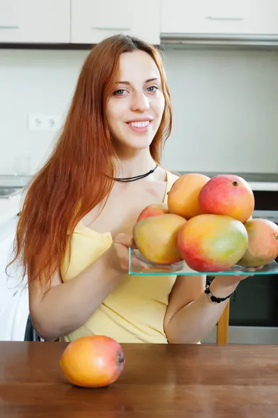 Vrouw bedrijf plaat met mango — Stockfoto