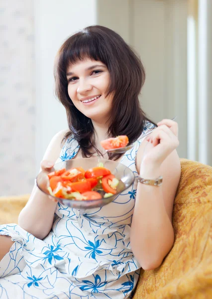 Mujer casual positiva come ensalada vegetariana —  Fotos de Stock