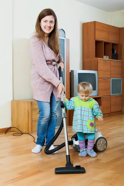 Mãe com criança fazendo limpeza em casa — Fotografia de Stock