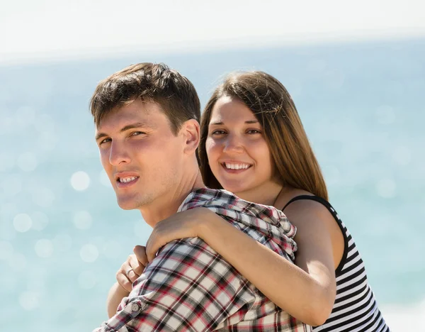 Chica y su novio abrazo — Foto de Stock