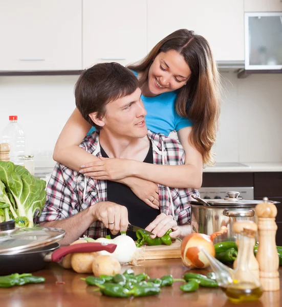 Szczęśliwa para gotowanie — Zdjęcie stockowe