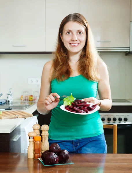 Girl eating boiled beets — Stock Photo, Image