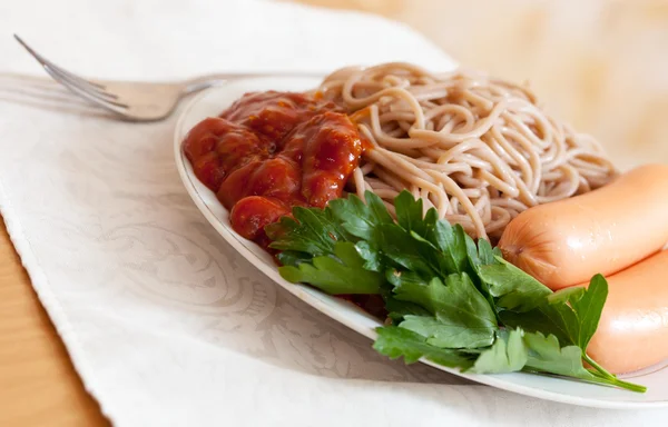 Pasta med korv och ketchup — Stockfoto