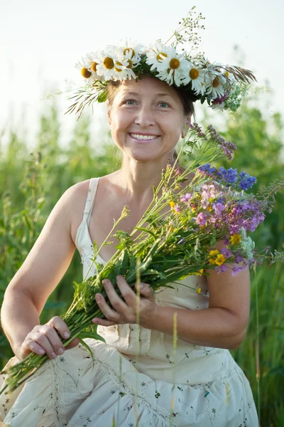 Mogen kvinna i camomile krans — Stockfoto