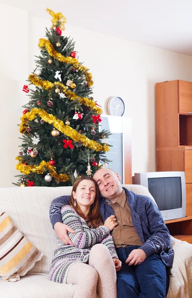 Pareja amorosa celebrando la Navidad en casa —  Fotos de Stock