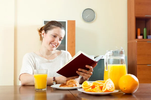 Jovem mulher tomando café da manhã — Fotografia de Stock