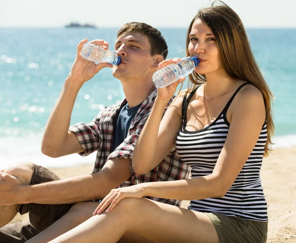 对年轻的夫妇喝水 — 图库照片