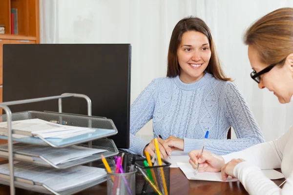 Mulher responder perguntas de empregado — Fotografia de Stock