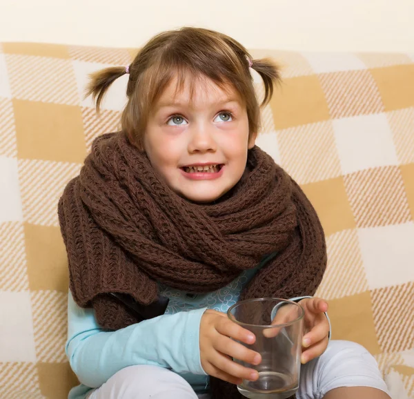 Bambino sorridente vestito con calda sciarpa — Foto Stock