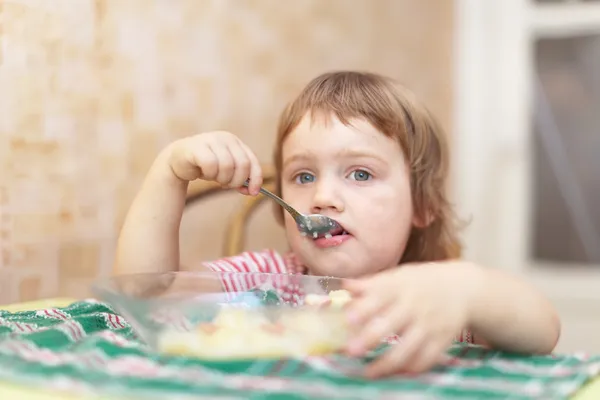 Child eats with spoon — Stock Photo, Image