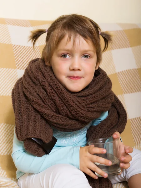 Ребёнок, одетый в теплый шарф — стоковое фото