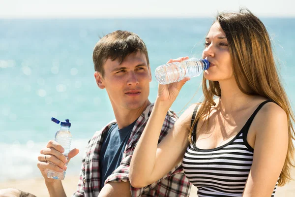 Mladý pár pít vodu — Stock fotografie
