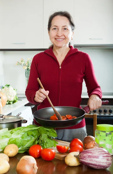 Mature housewife with frying-pan — Stock Photo, Image